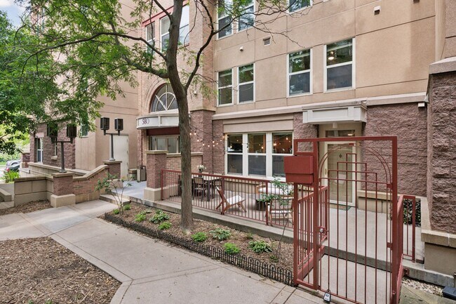 Building Photo - 580 N 2nd St