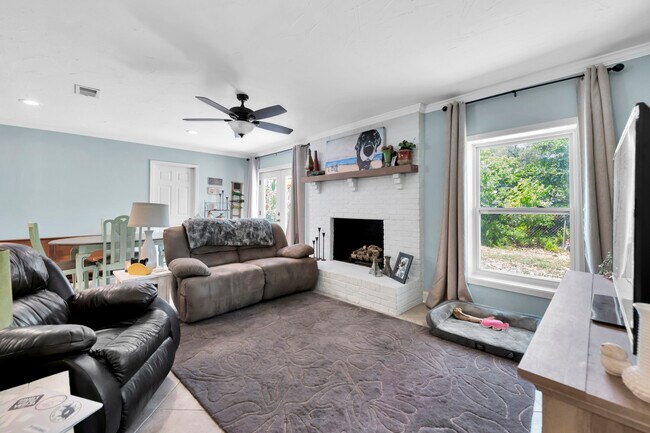 Building Photo - 111 Bayshore Ct NE