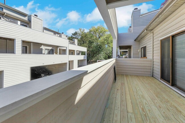 Building Photo - 806 Spinnaker Ct