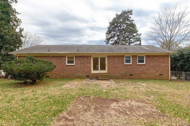 Building Photo - 408 Pineview Dr
