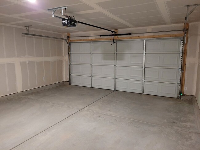 Building Photo - Beautiful 3/2 bath home located in Chaparral Terrace gated community.