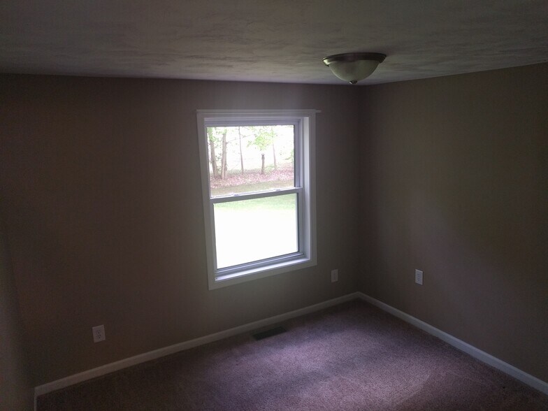 Building Photo - 210 William St