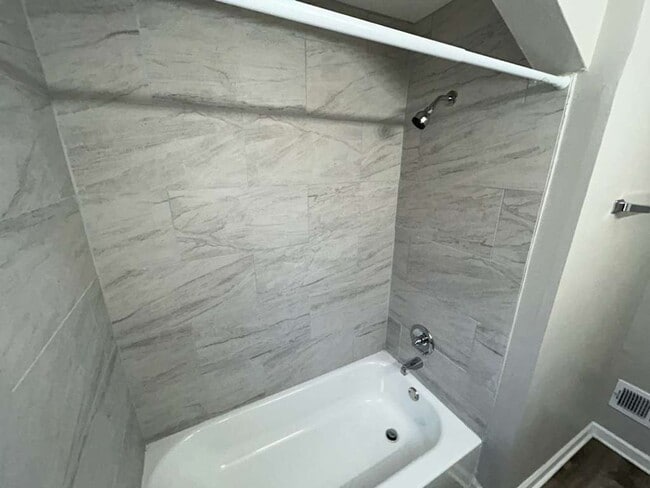 Building Photo - Spacious 3-Bedroom Colonial