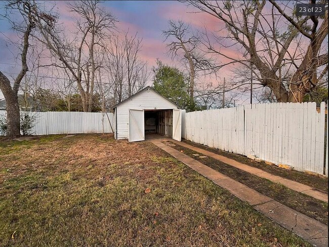 Building Photo - 907 W Owings St