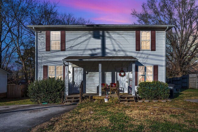 Building Photo - Three Bedroom, Two Level Duplex for Rent!