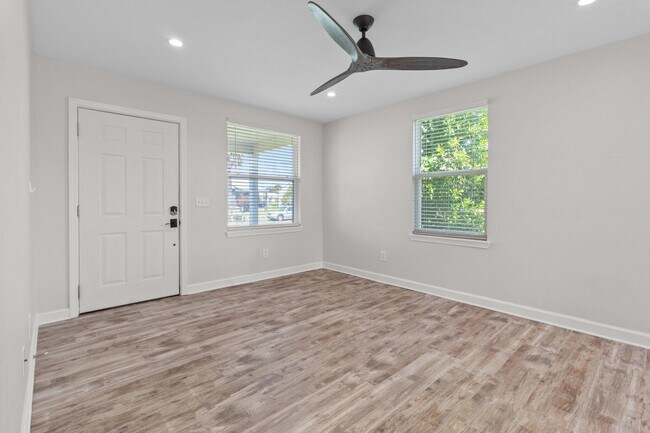 Building Photo - 310 N Bonita Ave