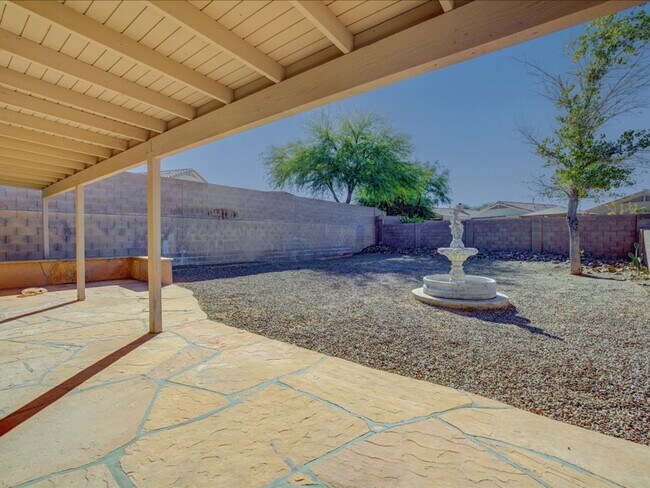 Building Photo - 3 Bedroom 2 Bathroom with Den!