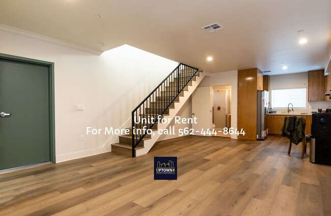 Building Photo - Townhome - 3 Bedrooms / 2 Baths - Cudahy