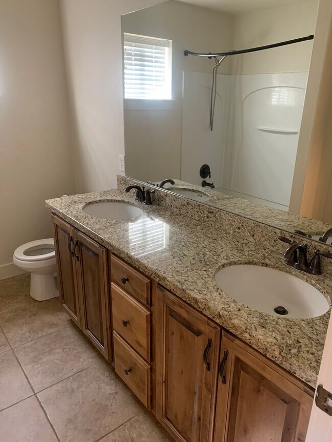 Building Photo - Beautiful 3 bedroom1.5 bath townhome in Price Utah