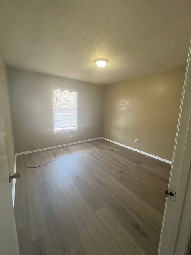 Building Photo - Sulphur- 1 Bedroom 1 Bath Apartment