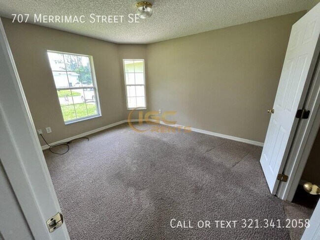 Building Photo - 707 Merrimac St SE