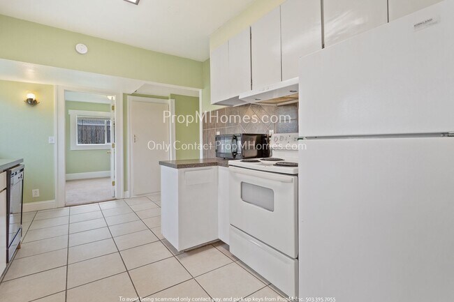 Building Photo - Charming Three Bedroom Home in Hazelwood!