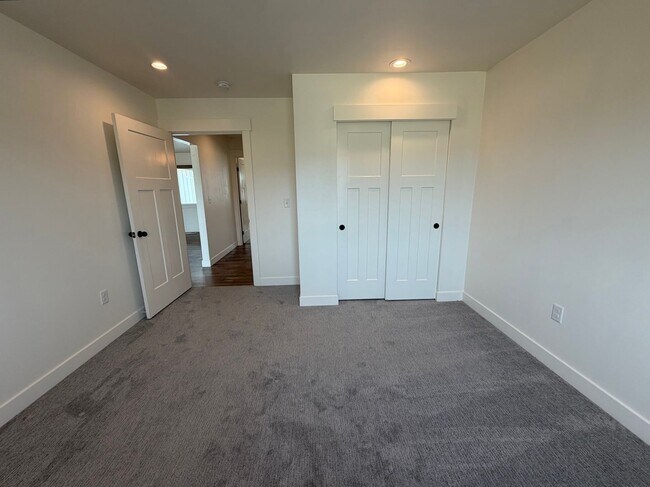 Building Photo - Now renting 3 bedroom House
