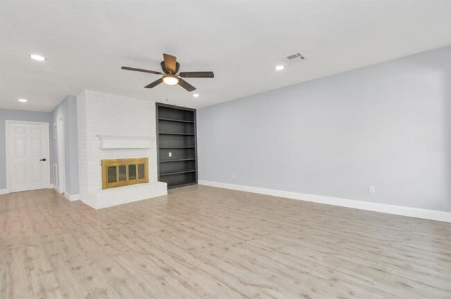 Building Photo - 9404 Beechnut St