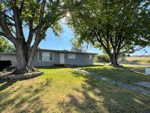 Building Photo - Cozy Home on Corner Lot!