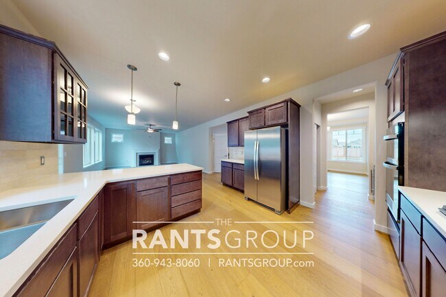 Building Photo - Beautiful Home! Easy JBLM Commute!