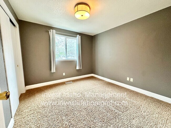 Building Photo - Enjoy the foothill views from your backyard!