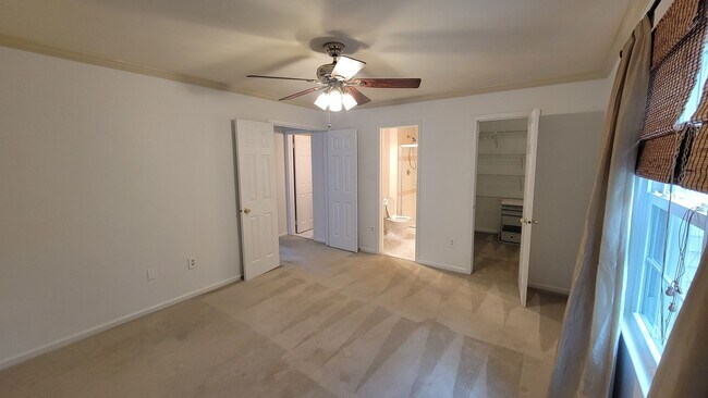 Building Photo - Beautiful 3 Bed, 3.5 Bath Brick Townhouse ...