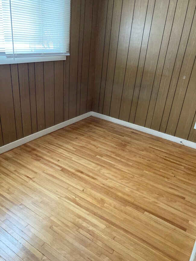 Building Photo - Nedrow remodeled 2 Bed ranch