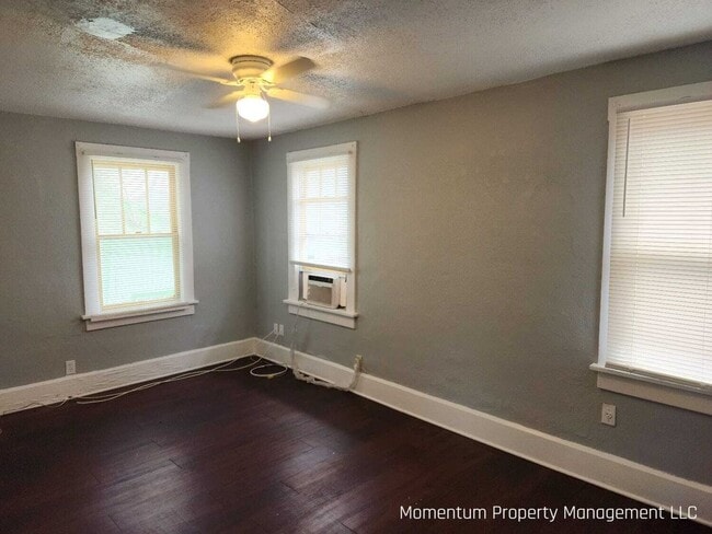 Building Photo - Quaint 2BR/1BA  2nd Floor Apartment- AVAILABLE FOR IMMEDIATE MOVE IN!!