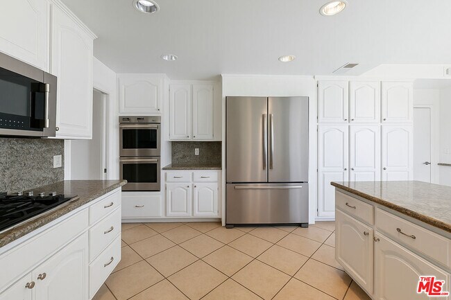 Building Photo - 214 N Crescent Dr