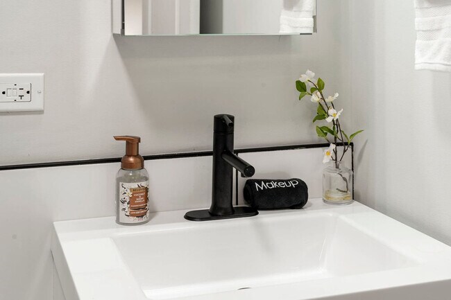 Building Photo - 2207 W 18th St