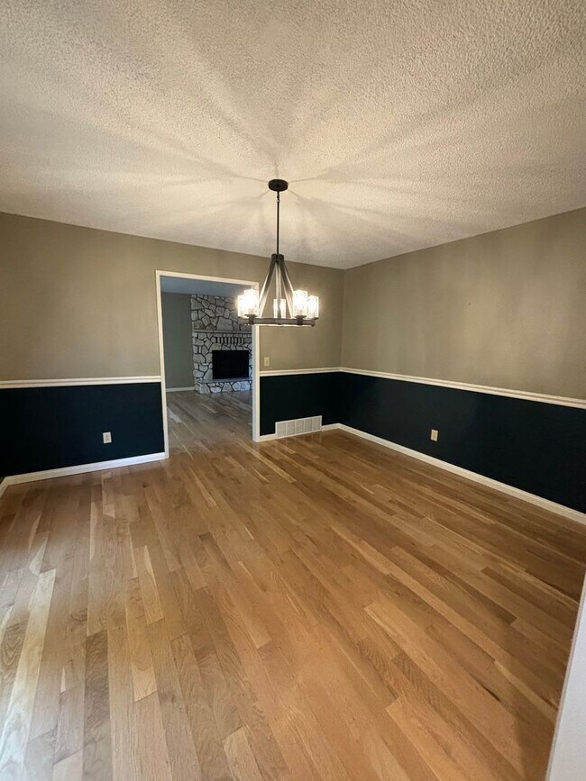 Building Photo - Spacious 4BR, 2.5BA home on 1.3 acres in O...