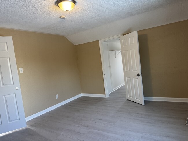 Building Photo - 9400 Lakepointe St