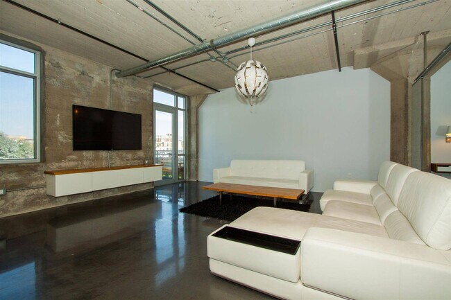 Building Photo - 825 E 4th St