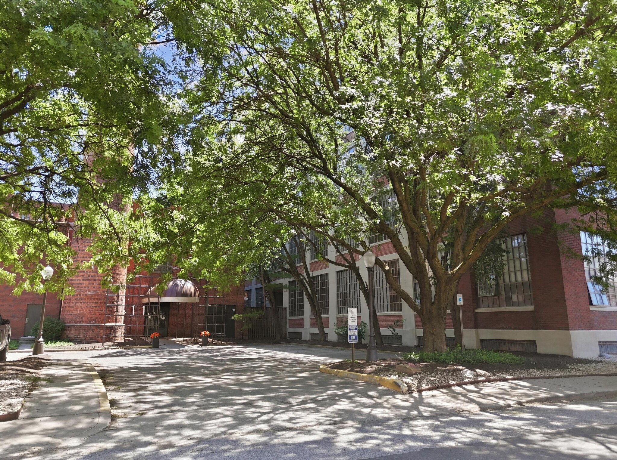 Building Photo - 611 N Park Ave