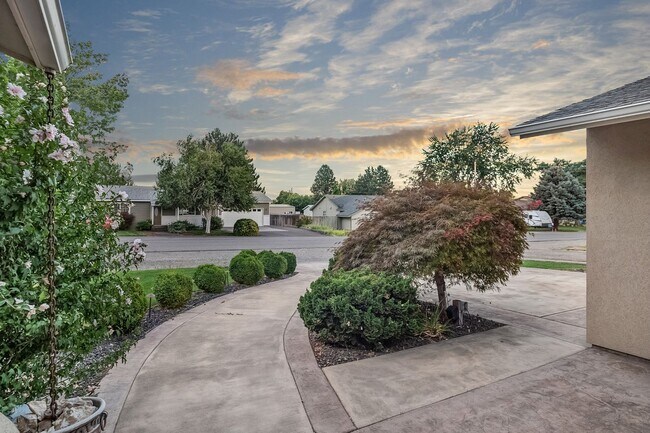 Building Photo - West Pasco Location a Block from the Colum...