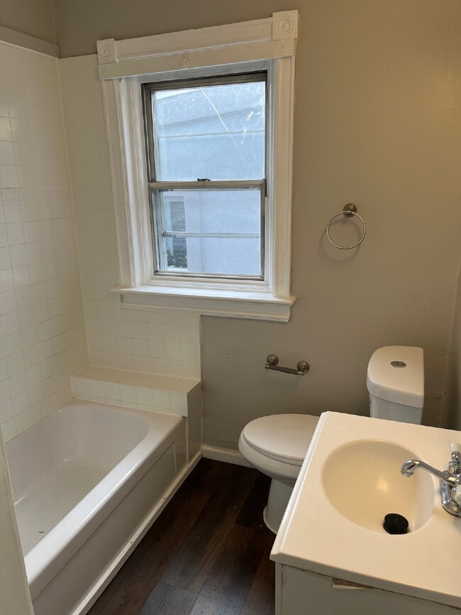 Building Photo - 20 Vine St