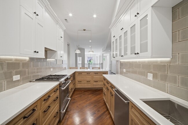 Building Photo - 626 W Buckingham Pl