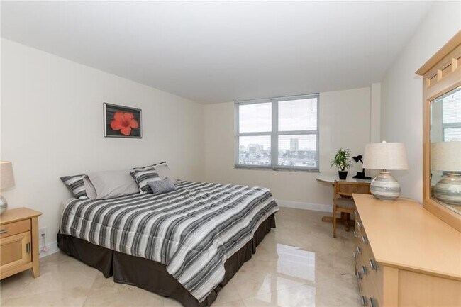 Building Photo - 1 Las Olas Cir