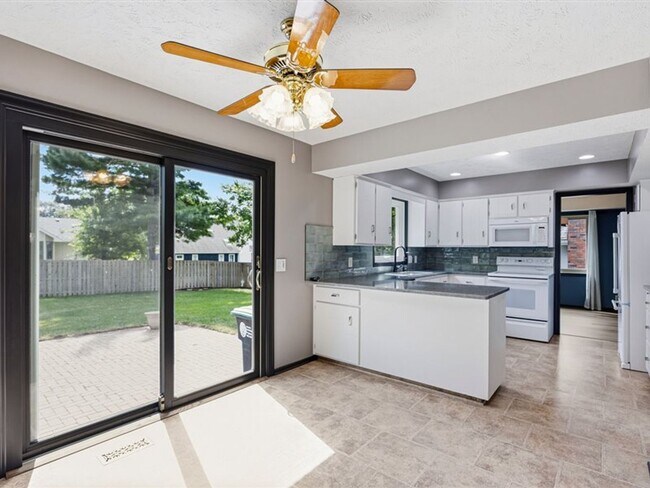 Building Photo - 15665 Fountain Hills Dr