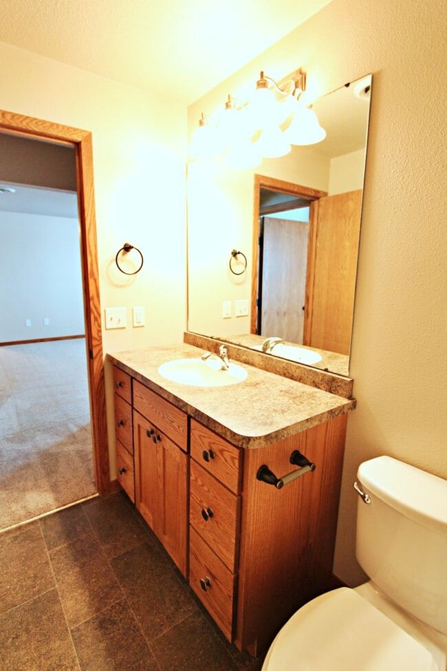 Building Photo - 4 Bedroom Townhome!