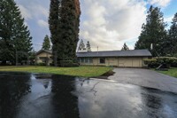 Building Photo - SPACIOUS MIDCENTURY HOME IN LONGVIEW'S CAS...