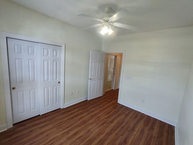 Building Photo - MOVE IN READY! 3rd Floor Condo with BEAUTIFUL Pond View! Central Location!