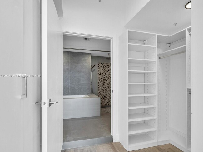 Building Photo - 725 NE 22nd St