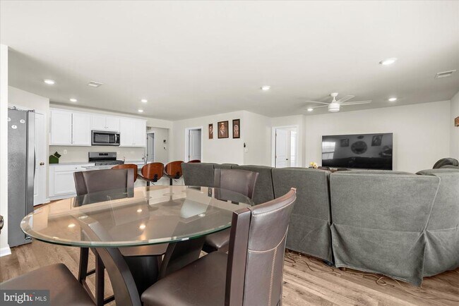 Building Photo - 114 Petal Dr