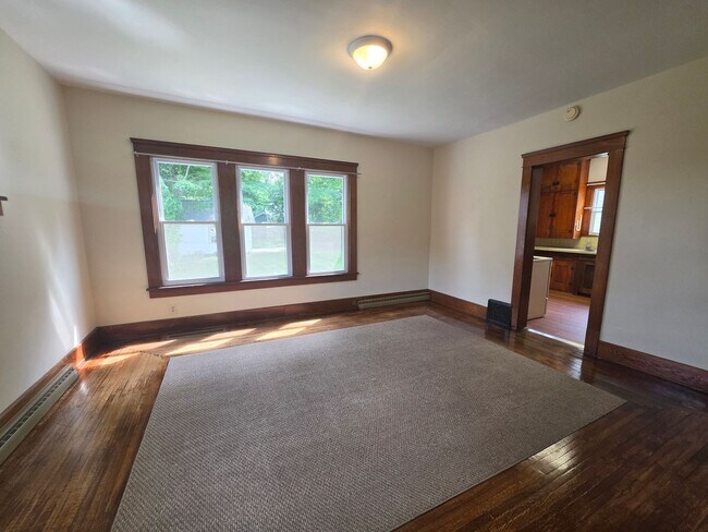 Building Photo - Kent Ohio 2 Bedroom 1.5 Bath 2 Bonus Rooms.