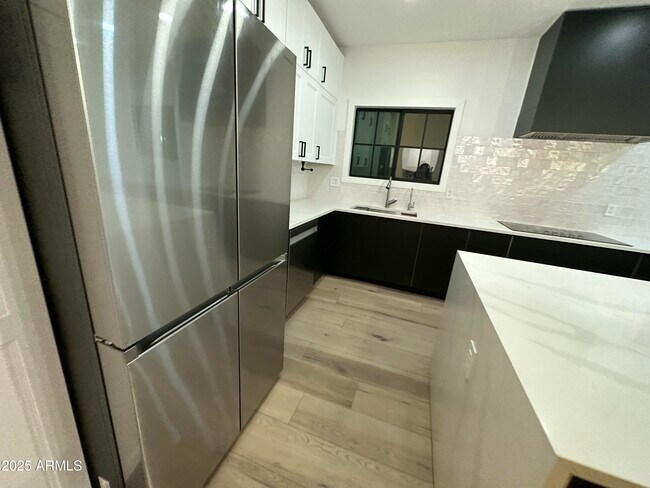 Building Photo - 3533 E Flower St