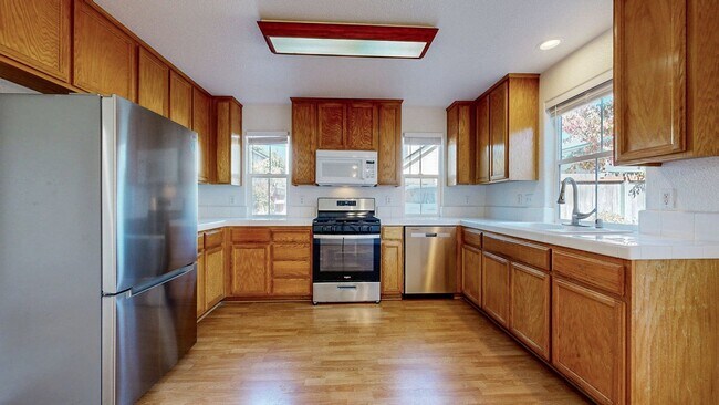 Building Photo - Beautiful 3 Bedroom 2.5 Bath Single Family...