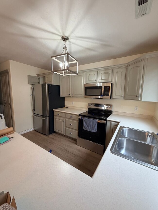 Building Photo - Great location 3 bed, 2.5 bath, 1 car garage townhome in the Dino Tracks area.