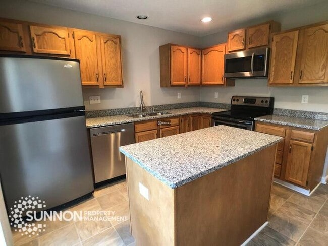 Building Photo - Remodeled 3 BR 2.5 BA in Raintree