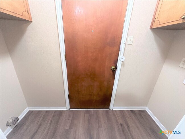 Building Photo - 2204 Phyllis Dr