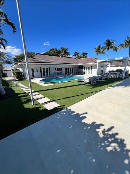 Building Photo - 5510 Bayview Dr