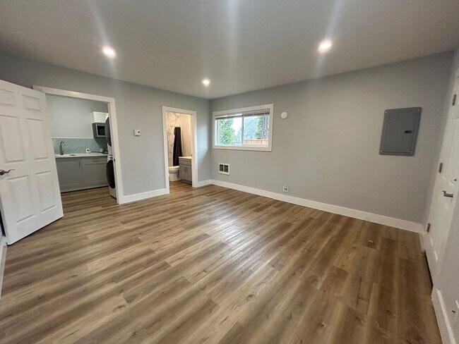 Building Photo - Private, Quiet HOME 1 bd 1 bath w/ garage ...