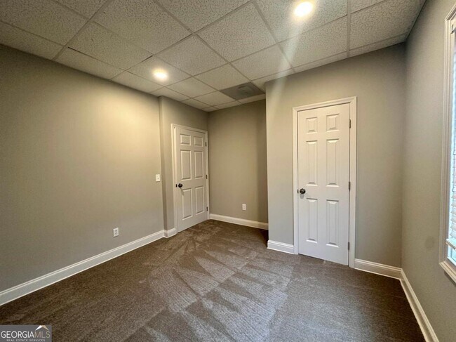 Building Photo - 1051 Parkside Cmns