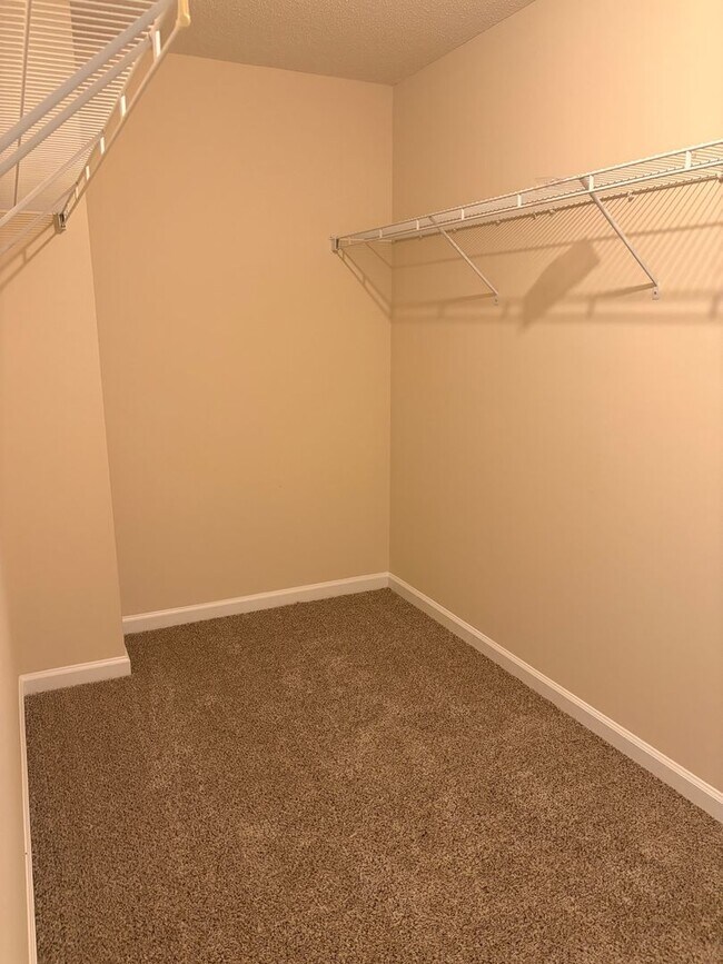 Building Photo - Large Home in Established Neighborhood